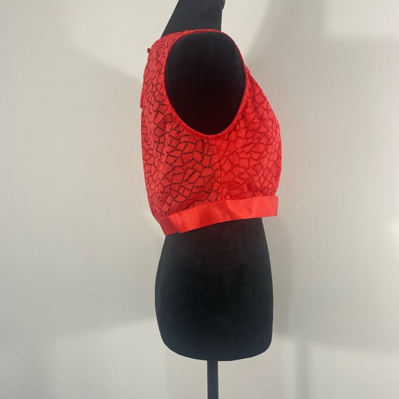Bebe Red Crop Top Lace, sleeveless with Key hole abs, Size Large - Picture 4 of 11